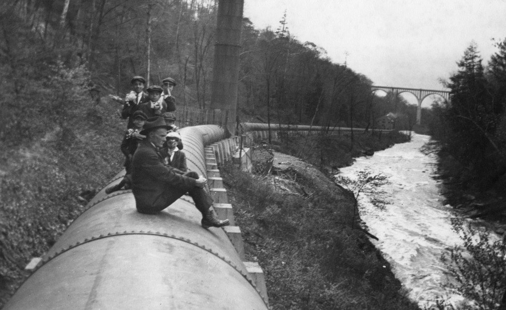 Walking along the Cuyahoga River water pipeline in 1918 (Akron-Summit County Public Library).